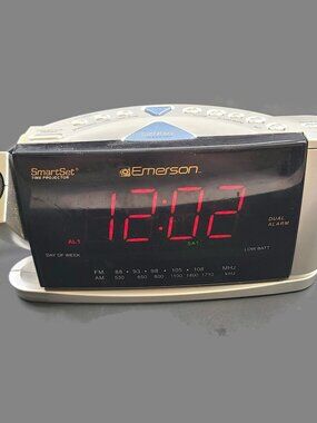 Emerson Research CKS3516 Time Projector Clock Digital AM FM Radio SmartSet WORKS